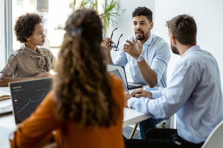 Leader discussing with his team 1536 x 1067
